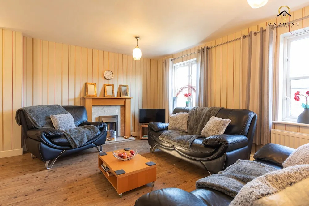 Captivating & Comfy 3 Bed Home 2Parking