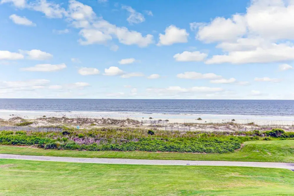 Spacious Condo With Beach Access, Balcony, AC & Outdoor Pool