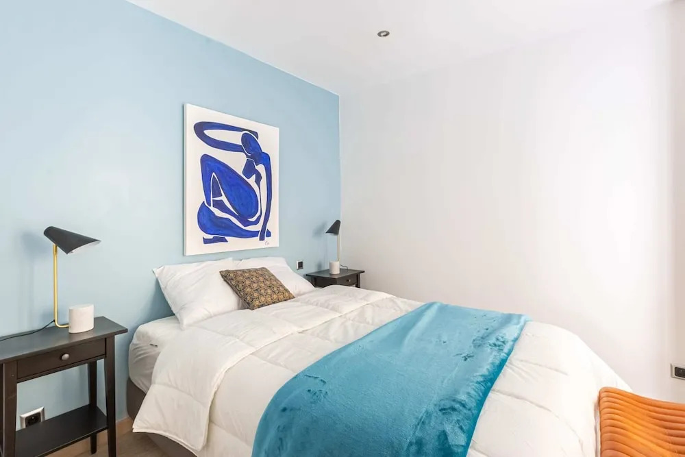 Beautiful apartment near train station by GuestReady