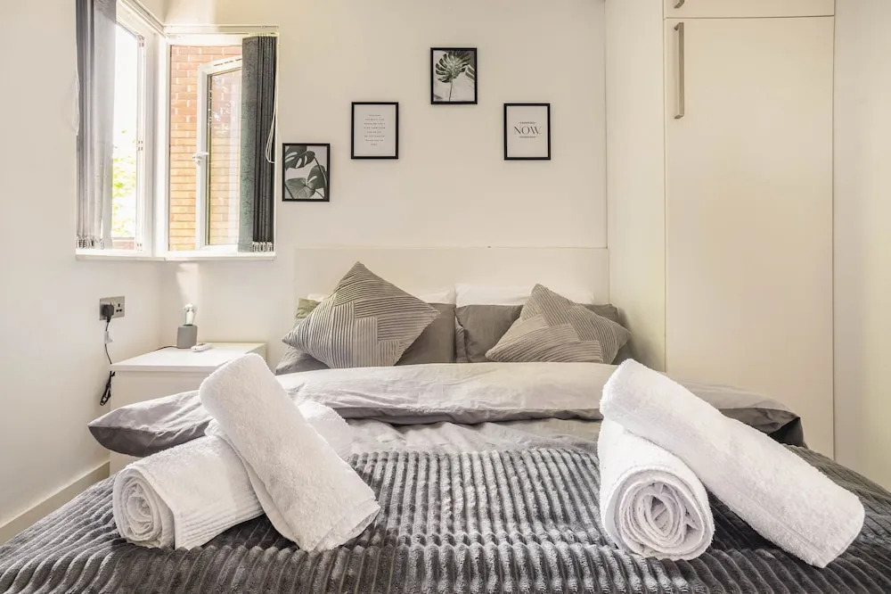 Entire Apartment, Fast Wifi, Free Parking, Free Prime Video & Netflix