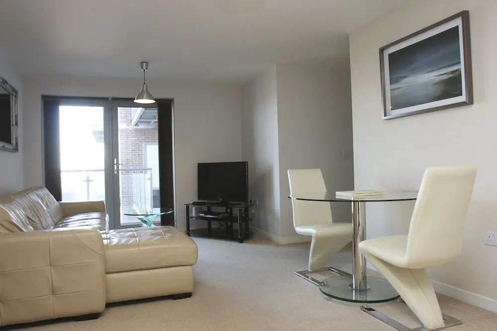 2 Bed Modern Apartment-Wilmington Close