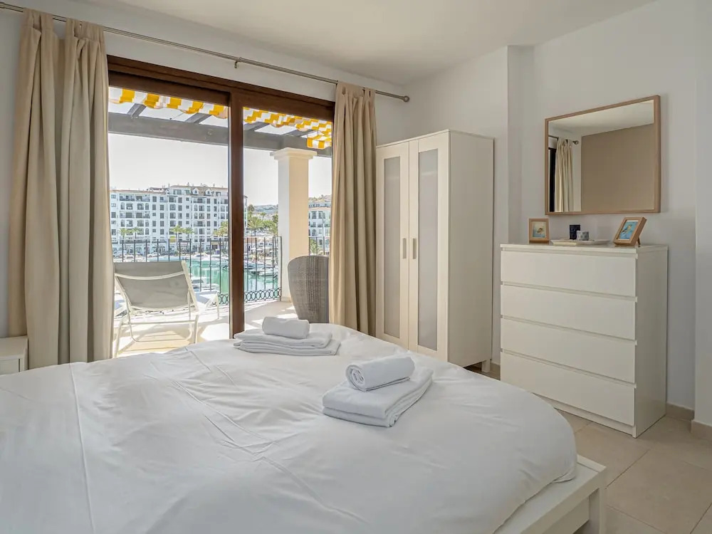 Beautiful Duquesa Harbour apt 2001