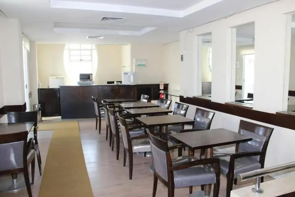 Apt Copacabana quadra da praia 804