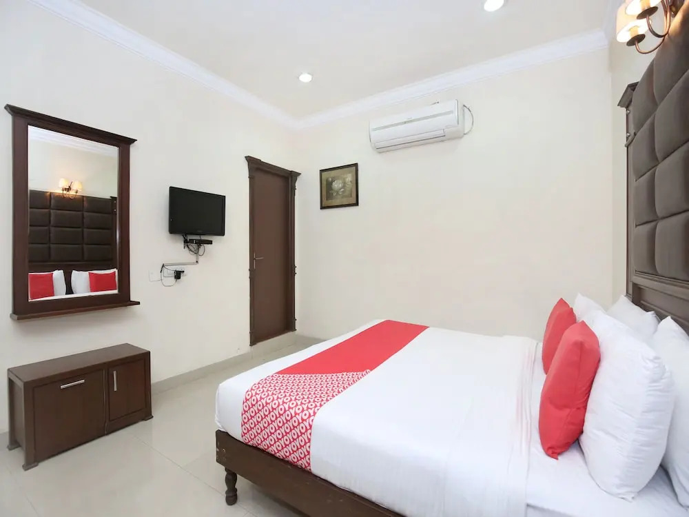 OYO 12989 White Diamond Hotel