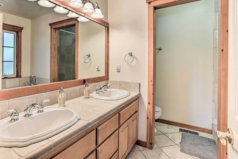 Spacious Lake Arrowhead Home w/ Putting Green