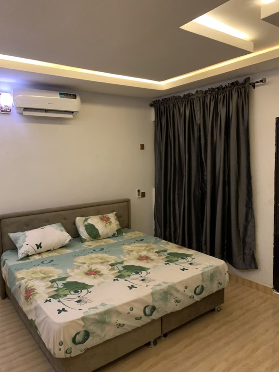 Jf Royal Hotel & Suites