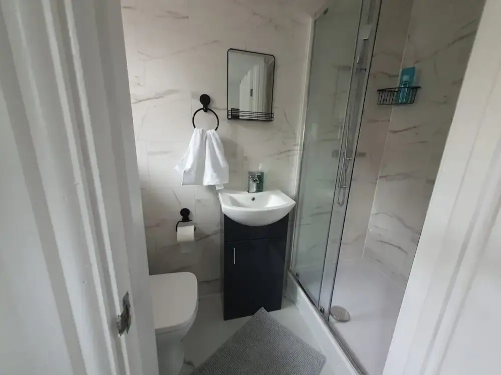 Private Room - Ensuite Bathroom - Free Parking