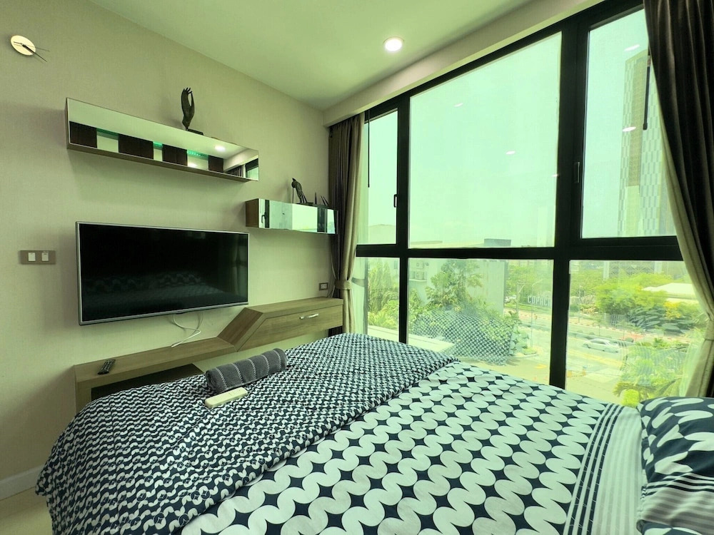 Stylish Low-floor 2-bedroom Sea-view Condo at Dusit Grand Condo View