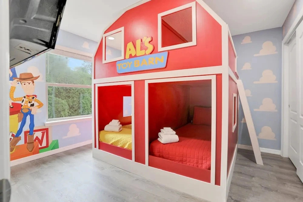 Well-stocked Home With Game Room, Enclosed Pool, Patio, & Child-friendly Items