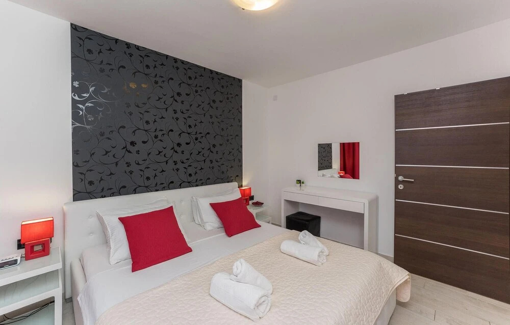 Beautiful Home in Zaton With Wifi and 6 Bedrooms