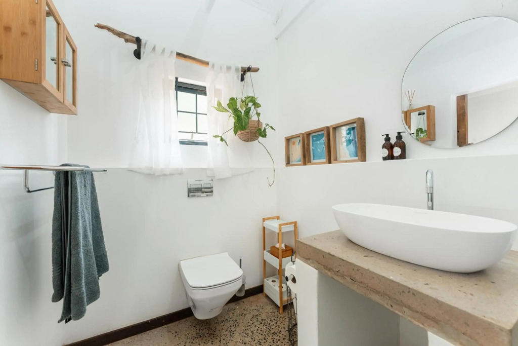 Dolphin Coast Doll House - quaint cottage close to the beach!