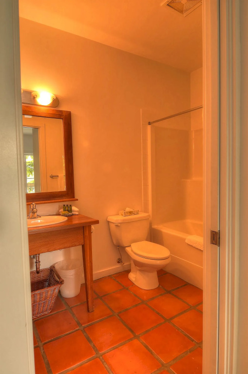 Waters Edge Shoreside Suites