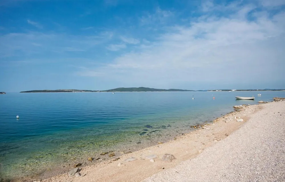 Nice Apartment in Brodarica With 3 Bedrooms and Wifi