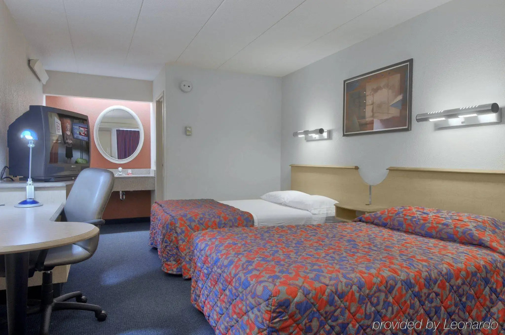 Super 8 by Wyndham Deerfield - Northbrook