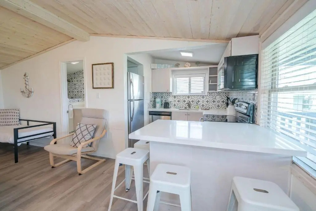 Cute Beach Bungalow Walk to the Beach