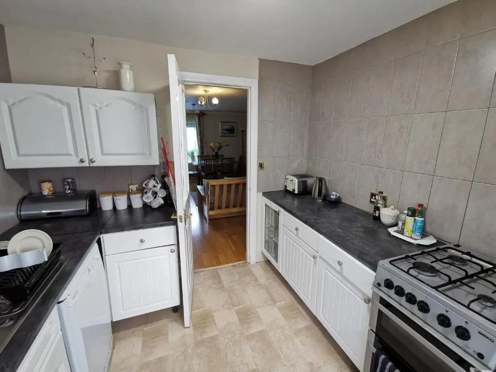 4 bedroom apartment with FREE parking perfect for groups and families!