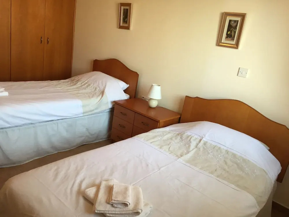2 Bed Flat - Sleeps 4 - Pool - Parking - Wifi
