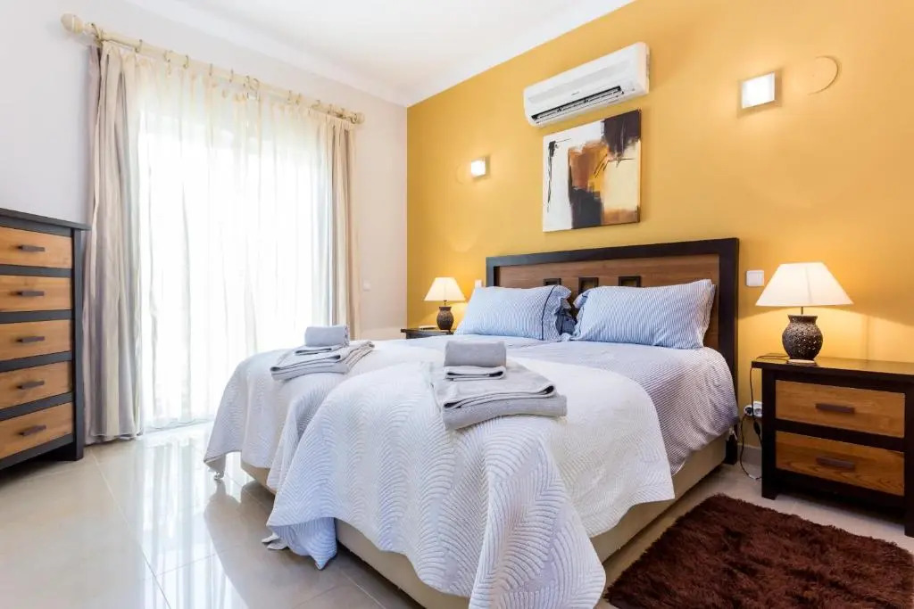 CoolHouses Algarve Luz, 5 bed villa & pool, Casa N