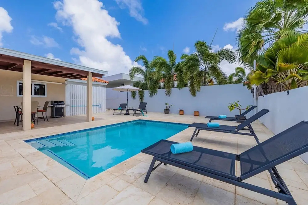 High-end Pool Getaway Upscale 5 Location BBQ