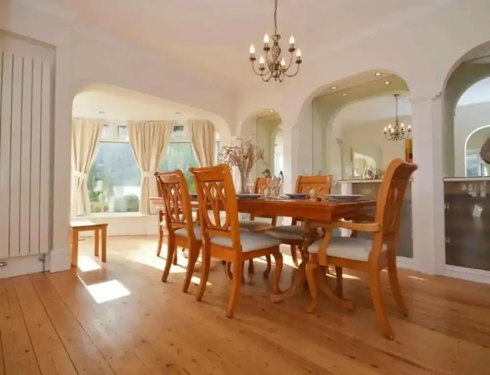 4 Bed House-sleeps 8-pets-parking-marinaseaview