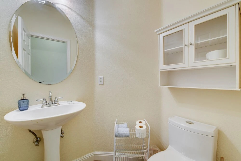 Spacious & Scenic 4br W/ Deskspace In Hayward 4 Bedroom Home by Redawning
