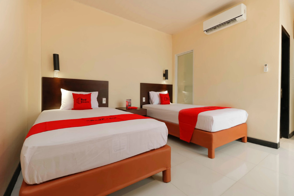 RedDoorz Plus near Halim Perdanakusuma 2