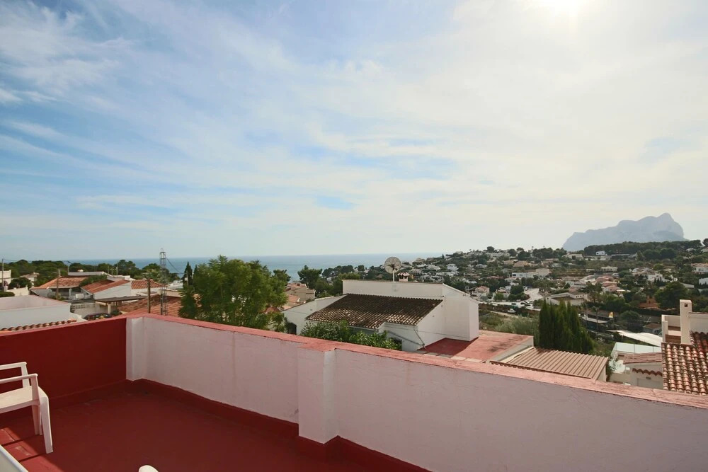 Private Family Retreat With Pool Short Walk to the Sea