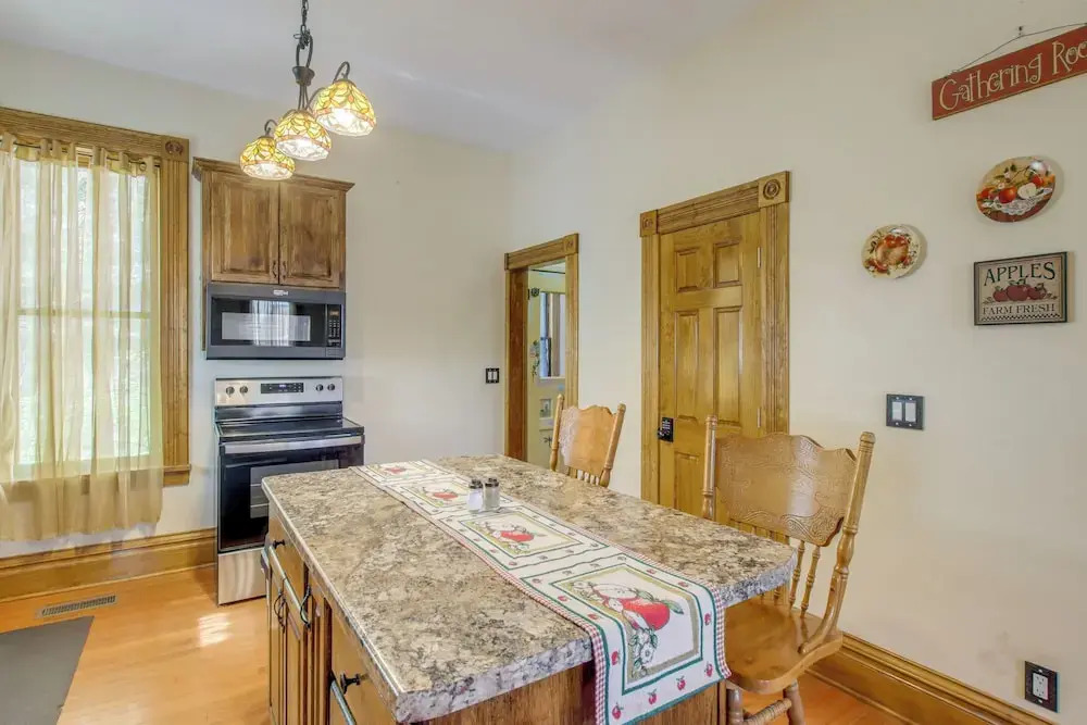 < 1 Mi to Downtown: Historic Dubuque Gem!