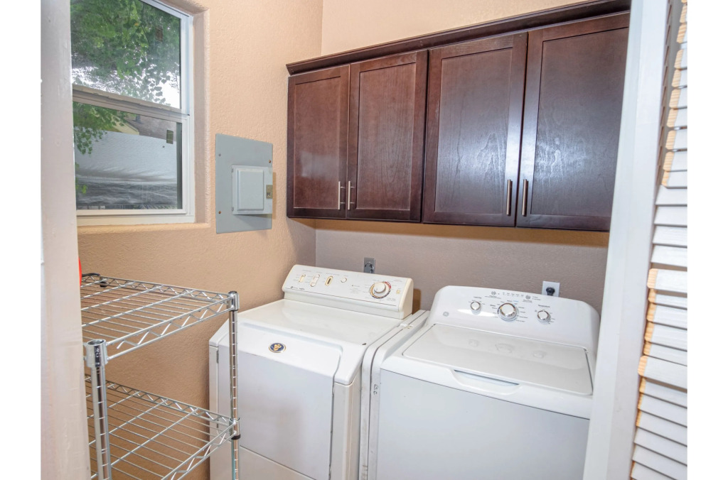 Large 3br/2ba Family Home W/patio Near Downtown!