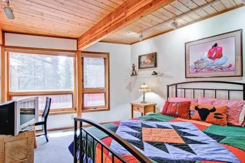 Red Fox Retreat - 2BR/2BA Tri-Level Home