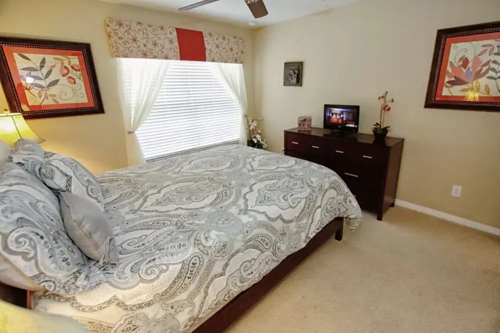 Lovely 4 Bedroom 3 Bath Town Home With Private Pool
