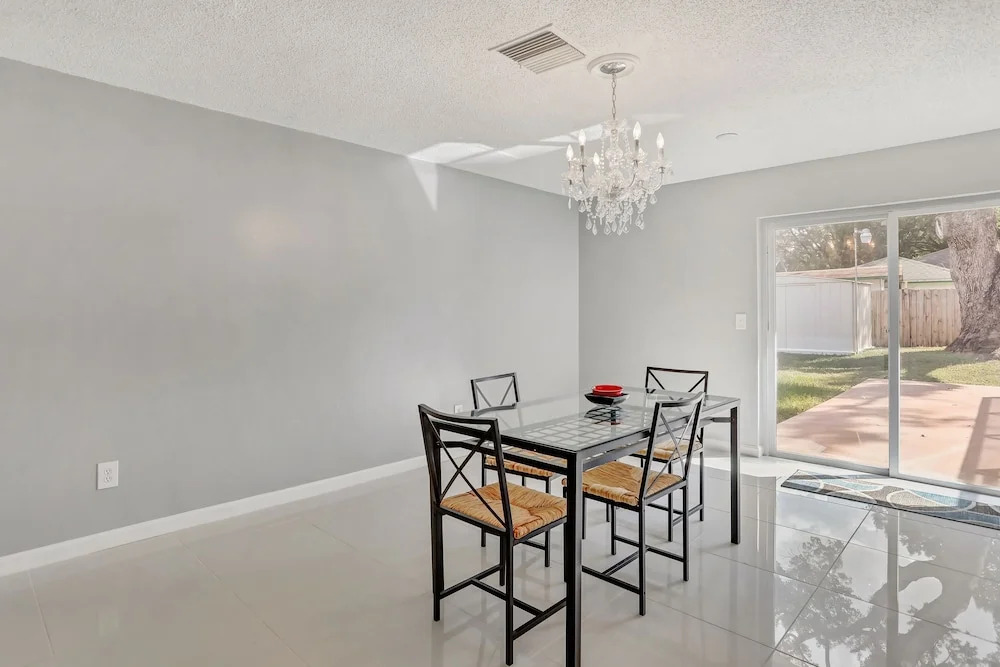 3BR Pool Home in Tampa by Tom Well IG - 712