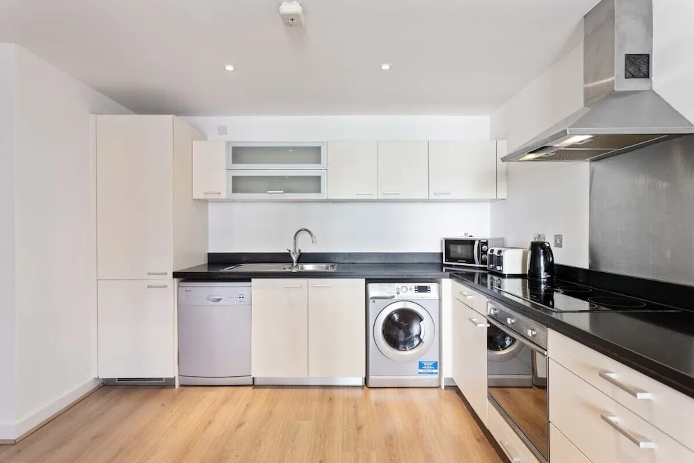 2 Bed W/private Balcony 10 min to Canary Wharf Stn