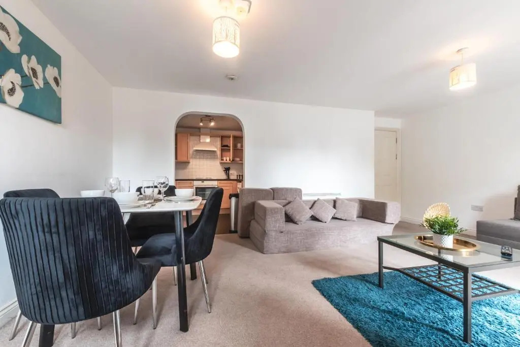 BEST PRICE! LARGE SPACIOUS 2 BED APARTMENT - King Size or Single Beds, Sofabeds, Smart TVs, FREE PARKING