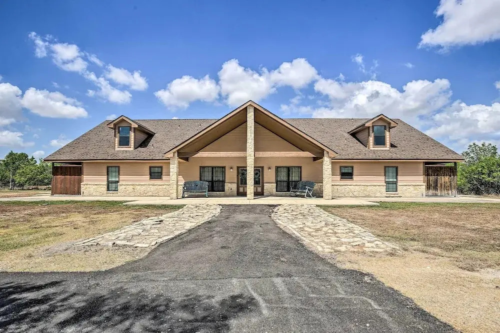 Luxury San Antonio Retreat: 110-acre Private Ranch