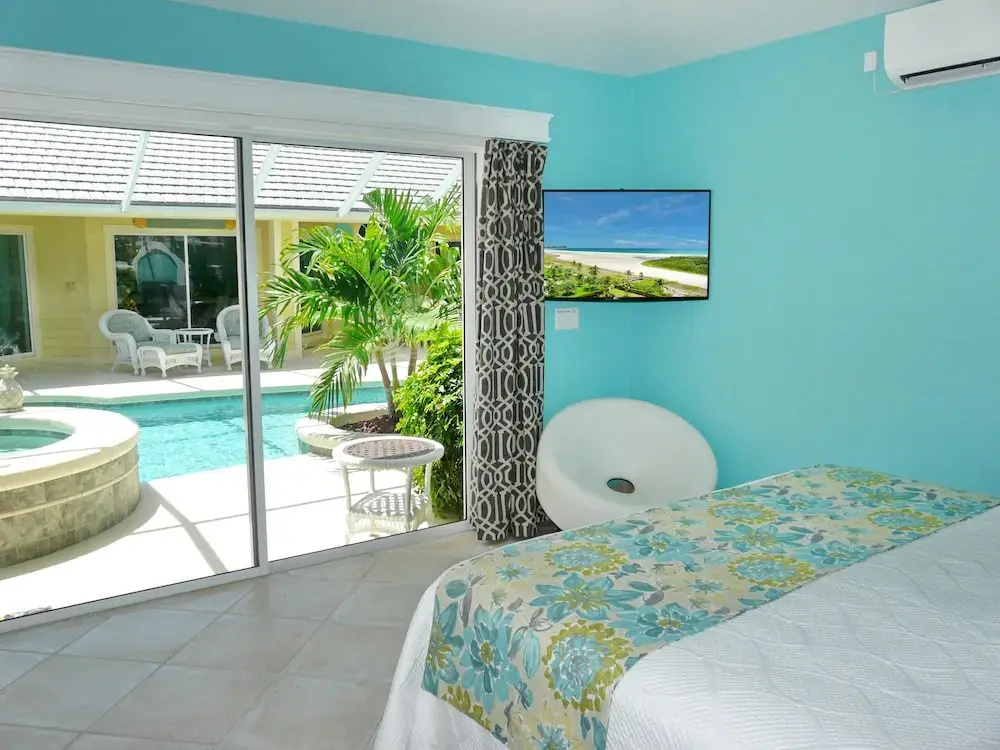 Private home and guesthouse with courtyard, pool and spa