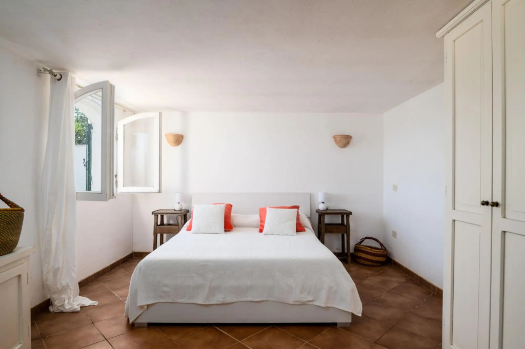 An independent villa of 250 square meters, is divided into 3 levels where the ground floor is the ma-VILLA BIANCA