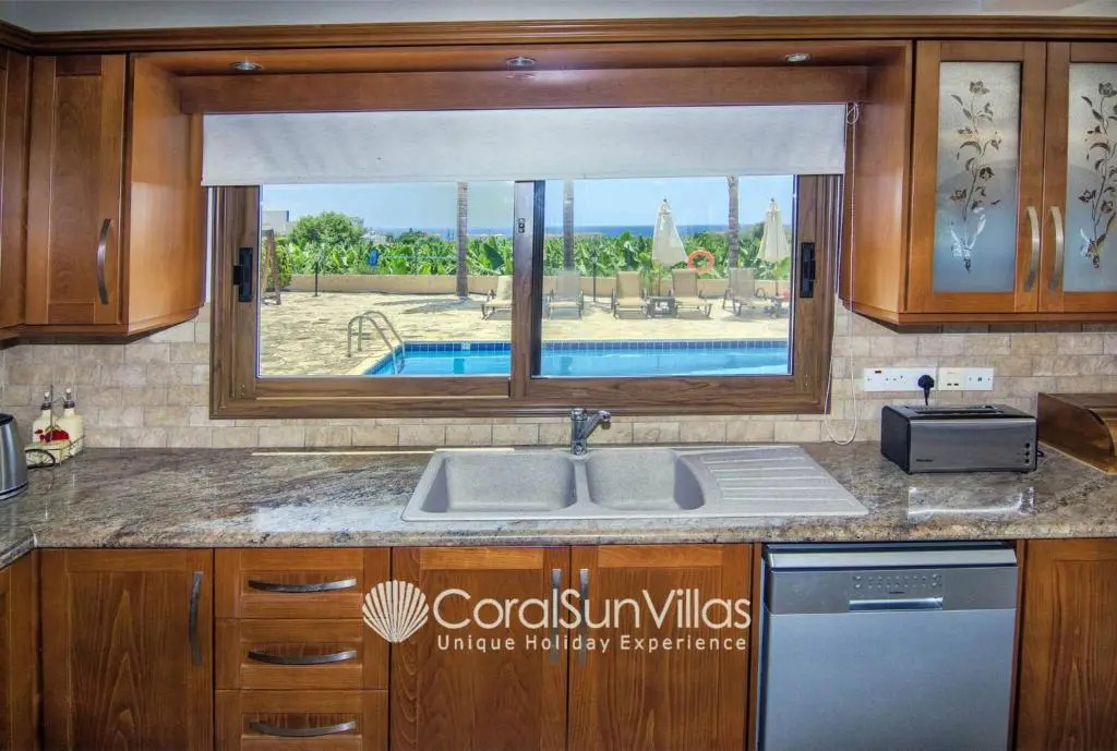 Family Villa Short Walk To Coral Bay Strip 5 Min and Pub, shops etc
