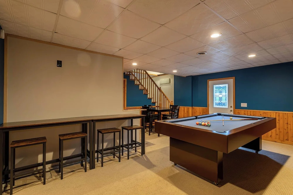 Sky High Chalet Blowing Rock Home With hot Tub, Pool Table, Bunk Room, and Fire pit