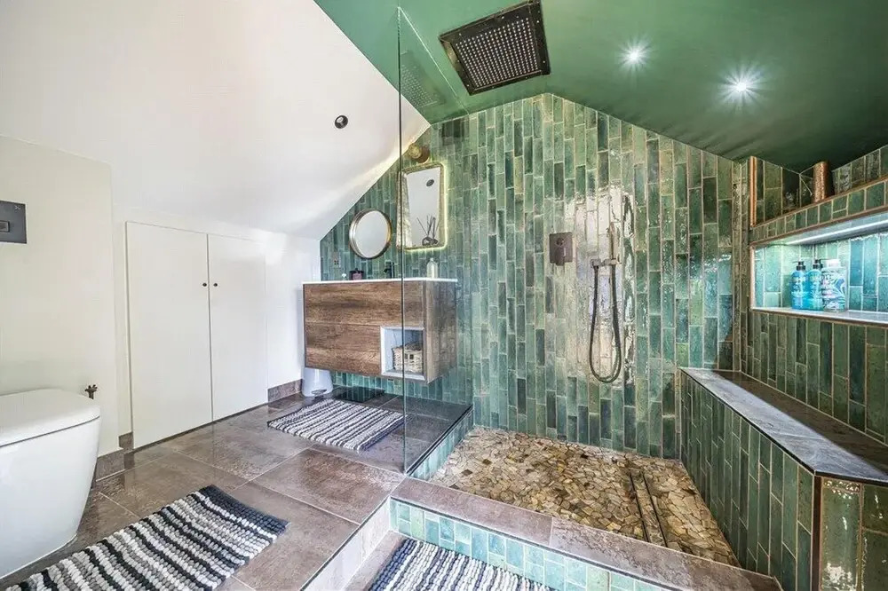 Designer Villa With spa and Magical Views, 5 bdr