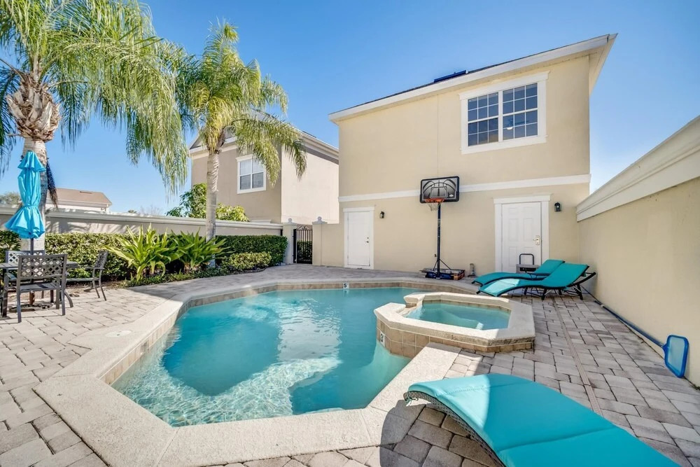 Gorgeous 4BR Home With Hot Tub and Games Room