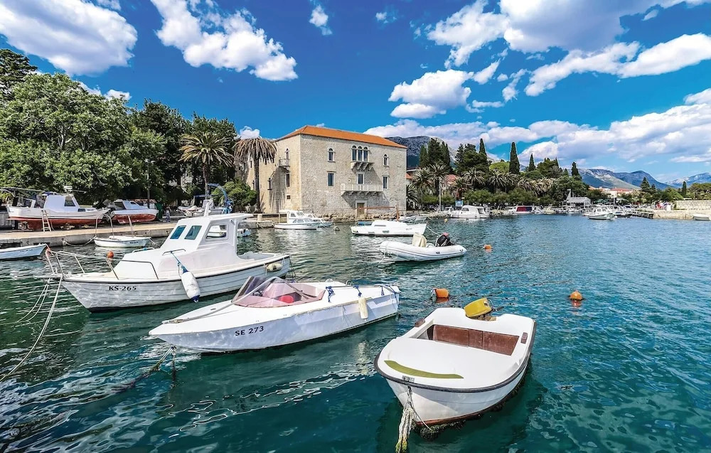 Awesome Apartment in Kastel Luksic With 1 Bedrooms and Wifi