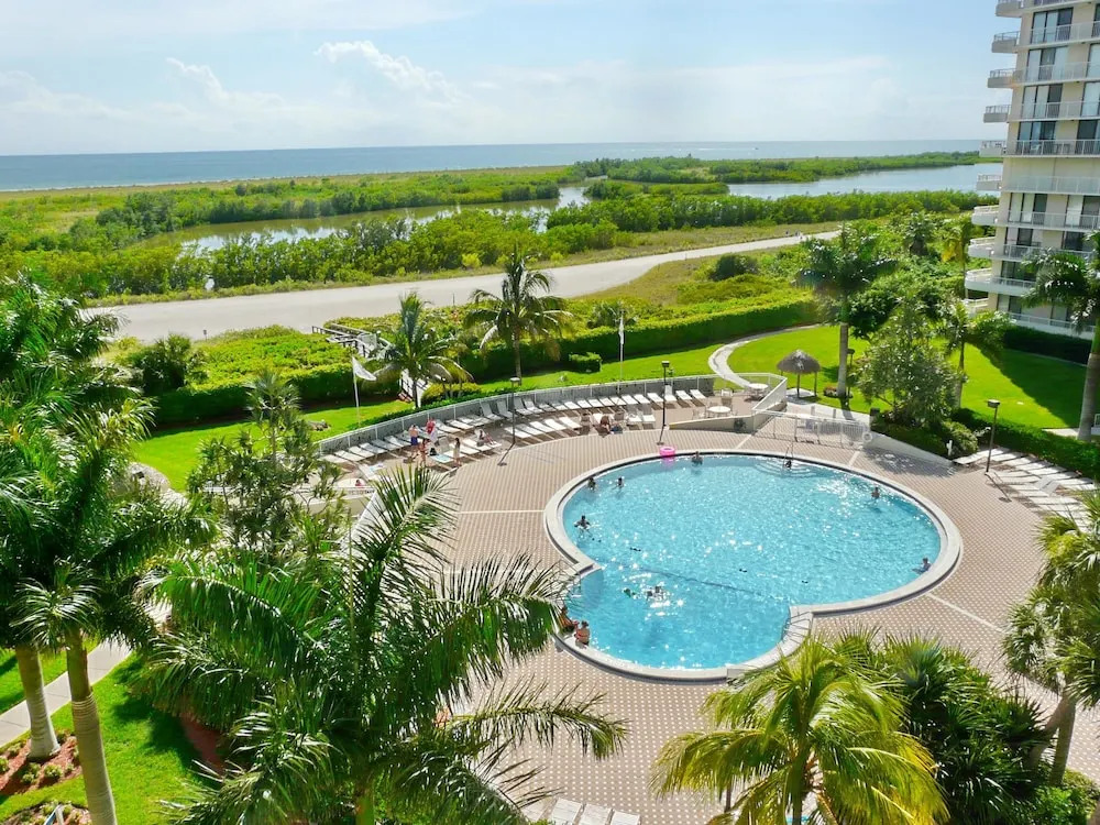 Inviting Condo on Beach With Pool and Tennis Courts