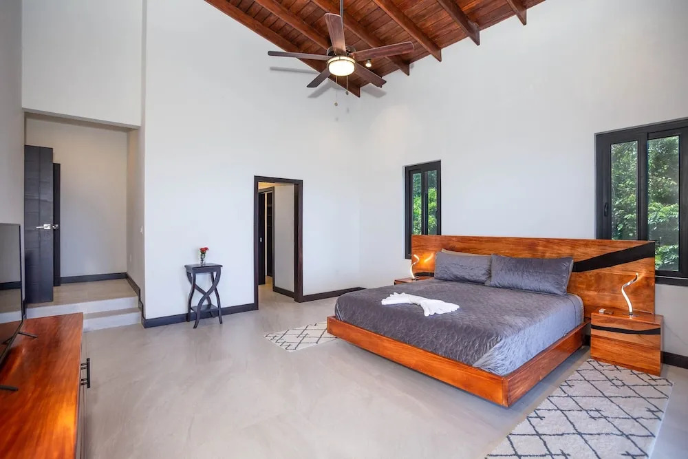 Ocean Pearl 4 Bedroom Home by RedAwning