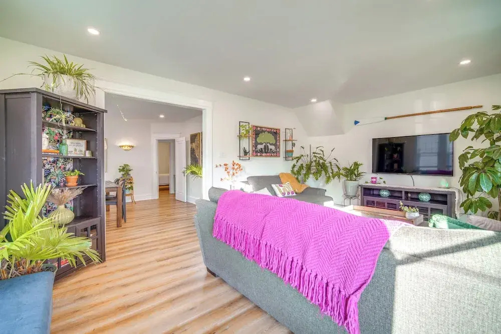 Walk to Beach: Dog-friendly Ventnor City Retreat!