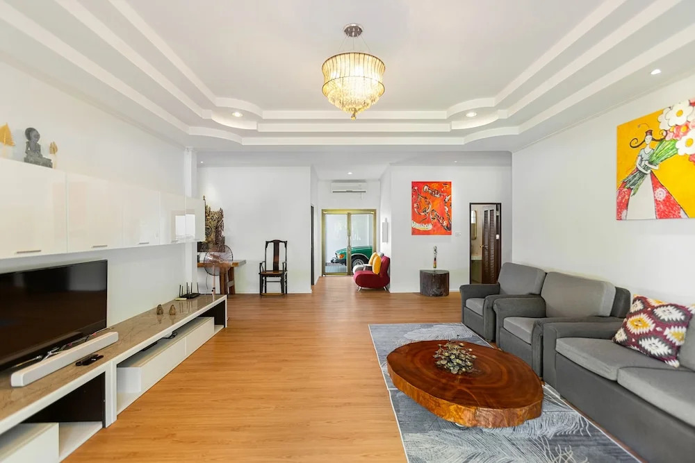 Happy Family Villa 2 -Phuket Private Pool Villa 5 bedrooms with large kitchen and garden