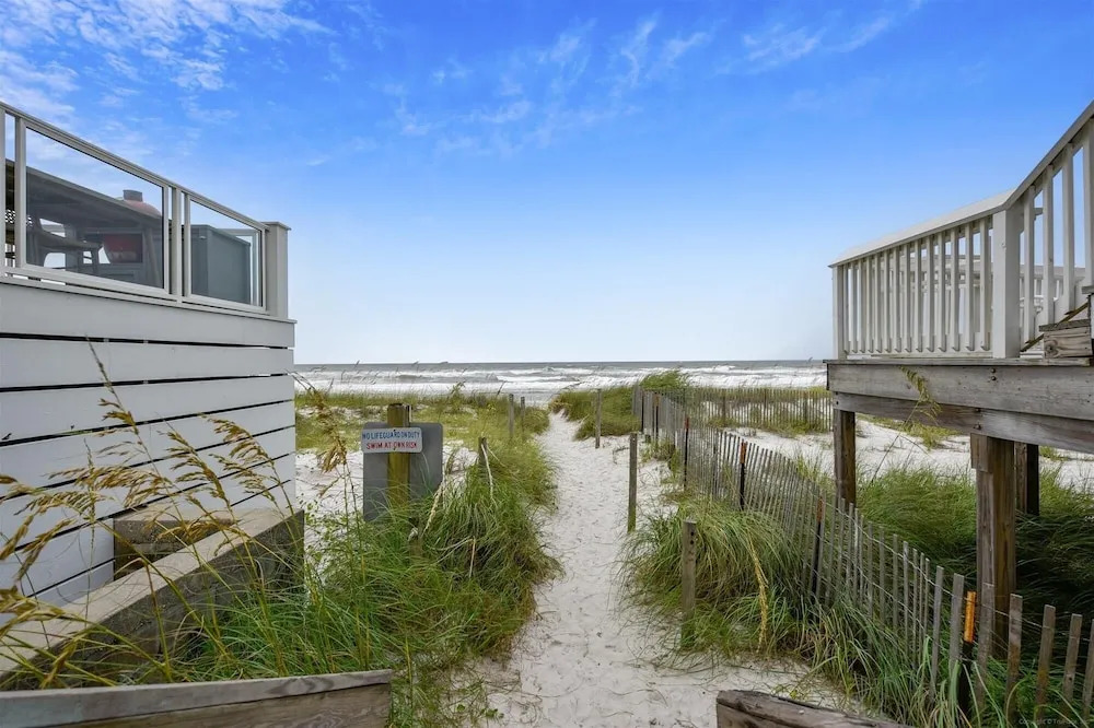 Cozy Holiday Hideaway, Sleeps 4! Steps To The Beach! Renovated 2021 Condo by RedAwning