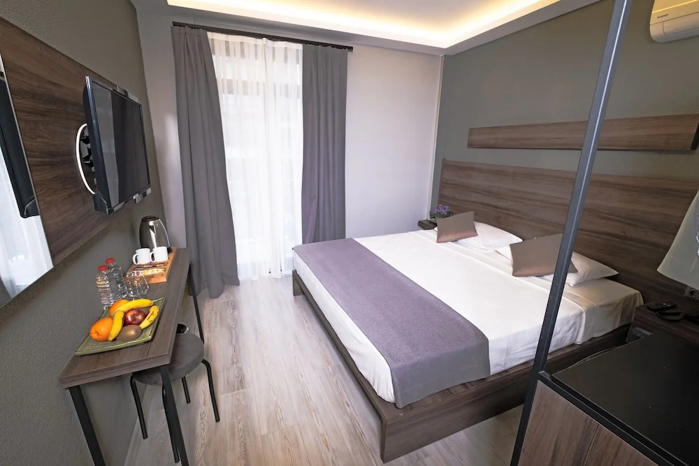 Candarli Iseo Hotel