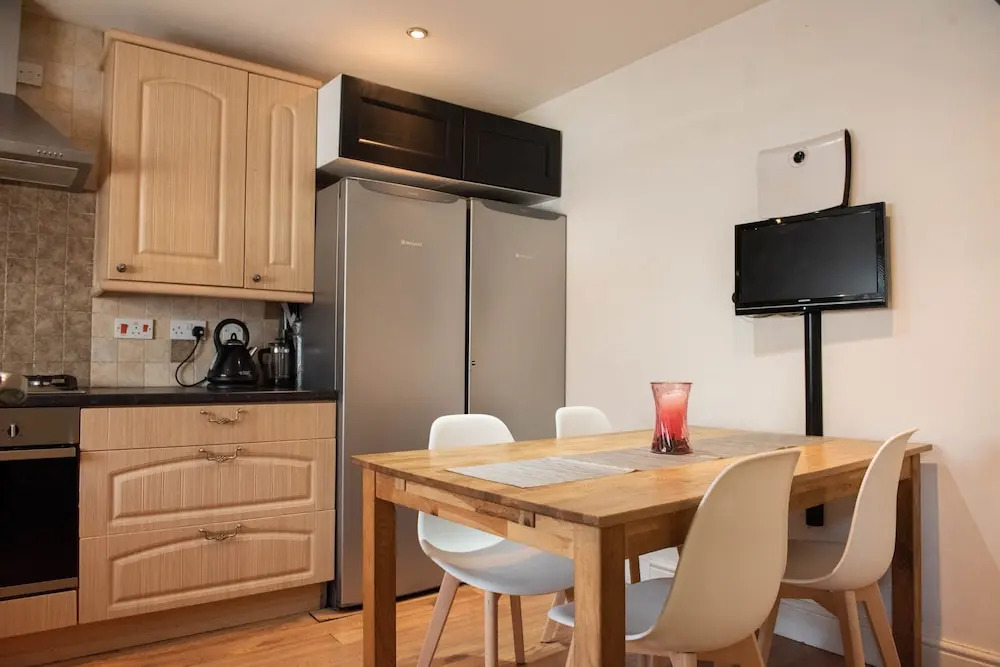 Lovely 4 Bedroom, 3 Storey East London House With Garden