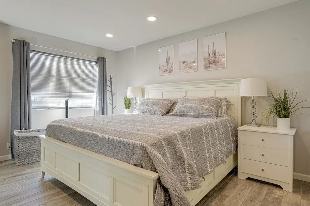 2 Mi to Old Town Scottsdale: Sleek Apartment